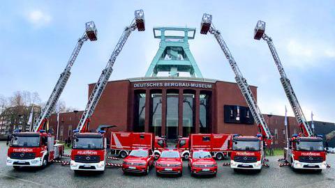 Neun neue Einsatzfahrzeuge der Feuerwehr vor dem Deutschen Bergbaumuseum