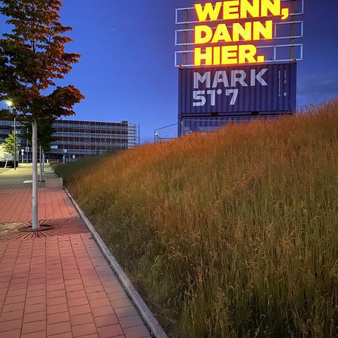 Leuchtender Schriftzug Wenn, dann hier auf der Entwicklungsfläche Mark 51°7