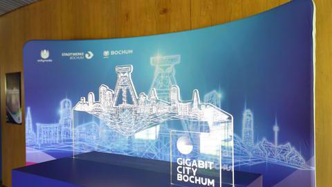 Bochum startet am 7. Mai 2018 im Planetarium Bochum als erste deutsche Stadt ins Gigabit-Zeitalter: Der Telekommunikationskonzern Unitymedia stellt Leitungen mit bis zu 1.000 Mbit/Sekunde im Stadtgebiet zur Verfügung. - Foto des Pressetermins: Wand mit Bochum-Skyline