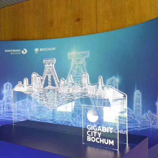 Bochum startet am 7. Mai 2018 im Planetarium Bochum als erste deutsche Stadt ins Gigabit-Zeitalter: Der Telekommunikationskonzern Unitymedia stellt Leitungen mit bis zu 1.000 Mbit/Sekunde im Stadtgebiet zur Verfügung. - Foto des Pressetermins: Wand mit Bochum-Skyline