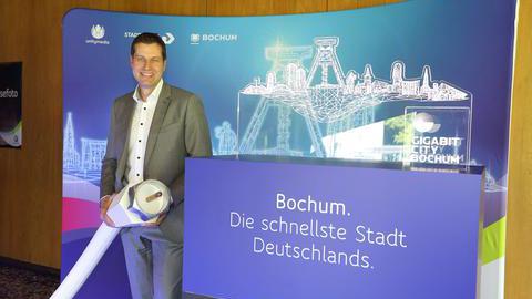 Bochum startet am 7. Mai 2018 im Planetarium Bochum als erste deutsche Stadt ins Gigabit-Zeitalter: Der Telekommunikationskonzern Unitymedia stellt Leitungen mit bis zu 1.000 Mbit/Sekunde im Stadtgebiet zur Verfügung. - Foto des Pressetermins: Oberbürgermeister Thomas Eiskirch