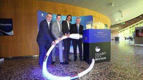 Bochum startet am 7. Mai 2018 im Planetarium Bochum als erste deutsche Stadt ins Gigabit-Zeitalter: Der Telekommunikationskonzern Unitymedia stellt Leitungen mit bis zu 1.000 Mbit/Sekunde im Stadtgebiet zur Verfügung. - Gruppenfoto des Pressetermins mit OB Eiskirch und NRW-Minister Pinkwart