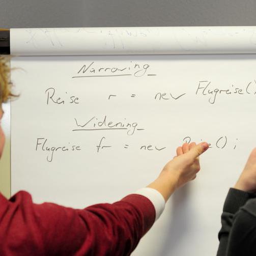 Motiv zur Ausbildung zum Fachinformatiker bei der Stadtverwaltung Bochum - ein Programmcode steht auf einer Flipchart geschrieben.