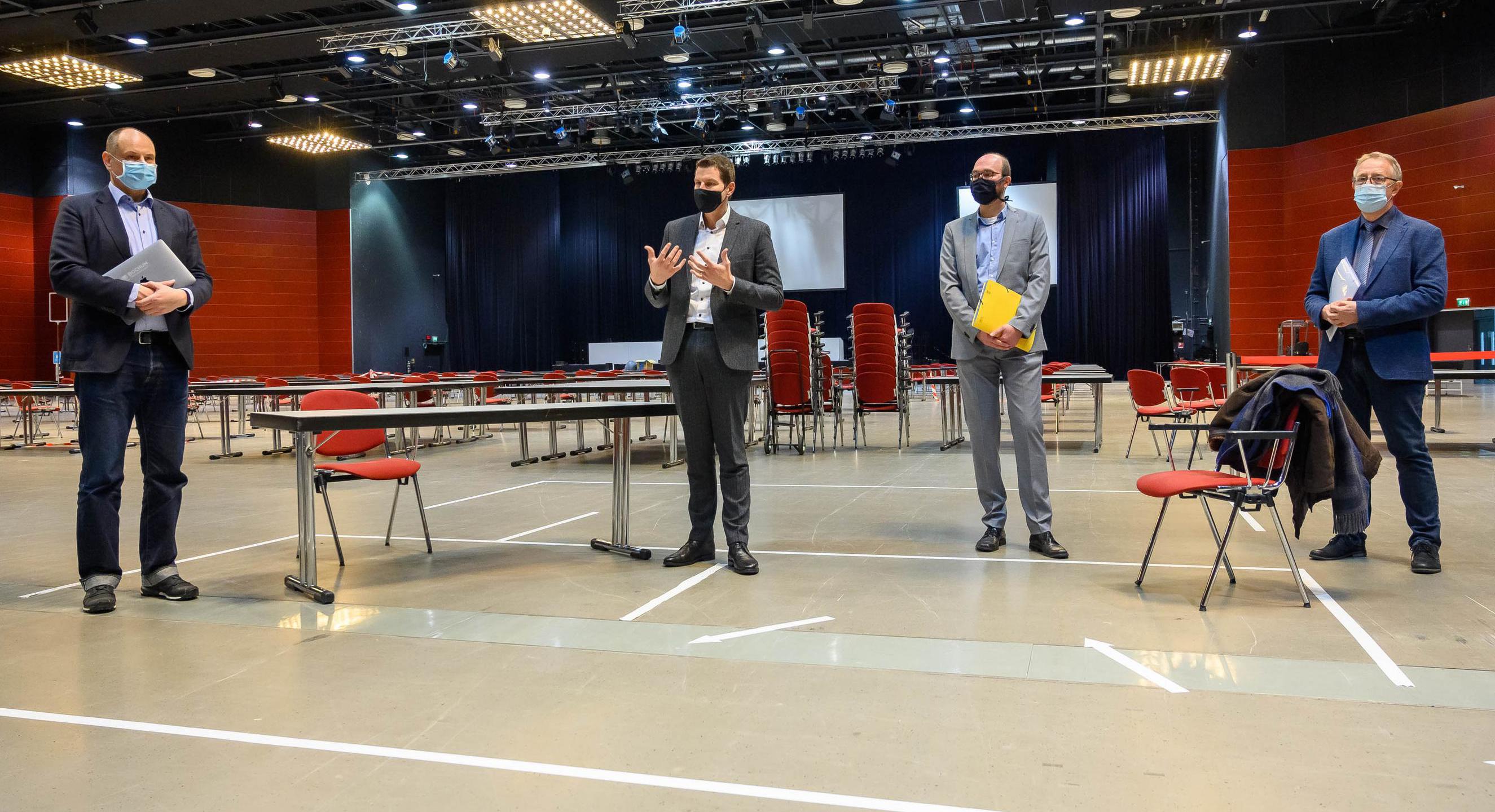 Krisenstabsleiter Sebastian Kopietz, Oberbürgermeister Thomas Eiskirch, Dr. Eckhard Kampe vonm der Kassenärztlichen Vereinigung und Andrea Kuchajda vom RuhrCongress erklären am 30.11.2020 die geplante dortige Einrichtung eines Impfzentrums während der andauernden Corona-Pandemie.