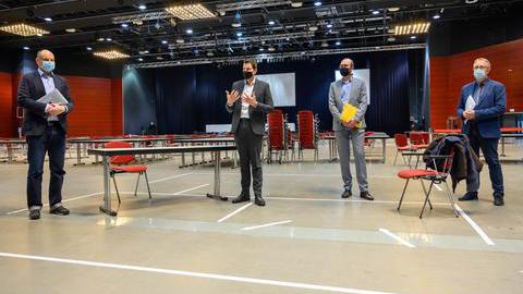 Krisenstabsleiter Sebastian Kopietz, Oberbürgermeister Thomas Eiskirch, Dr. Eckhard Kampe vonm der Kassenärztlichen Vereinigung und Andrea Kuchajda vom RuhrCongress erklären am 30.11.2020 die geplante dortige Einrichtung eines Impfzentrums während der andauernden Corona-Pandemie.