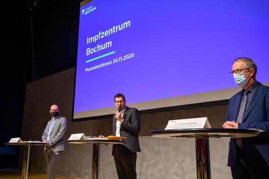 Krisenstabsleiter Sebastian Kopietz, Oberbürgermeister Thomas Eiskirch, Dr. Eckhard Kampe vonm der Kassenärztlichen Vereinigung und Andrea Kuchajda vom RuhrCongress erklären am 30.11.2020 die geplante dortige Einrichtung eines Impfzentrums während der andauernden Corona-Pandemie.