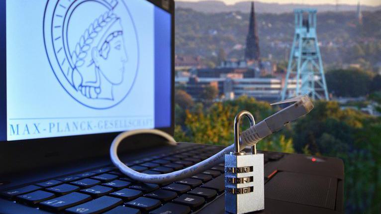 Notebook mit einem LAN kabel und einem Zahlenschloss