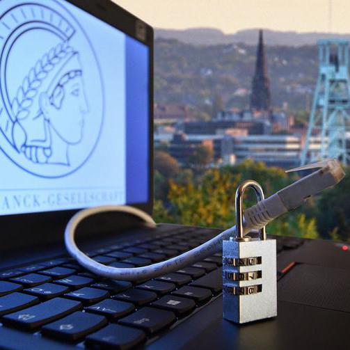 Notebook mit einem LAN kabel und einem Zahlenschloss