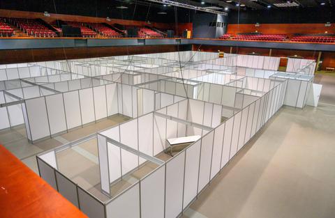 Das Impfzentrum im RuhrCongress am 15. Dezember 2020 - Blick von oben auf die "Impfstraßen"