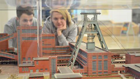 Kinder gucken auf ein Modell des Bergbaumuseums