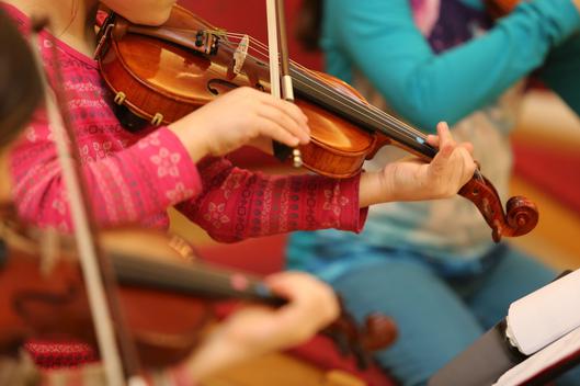 Kinder spielen Geige