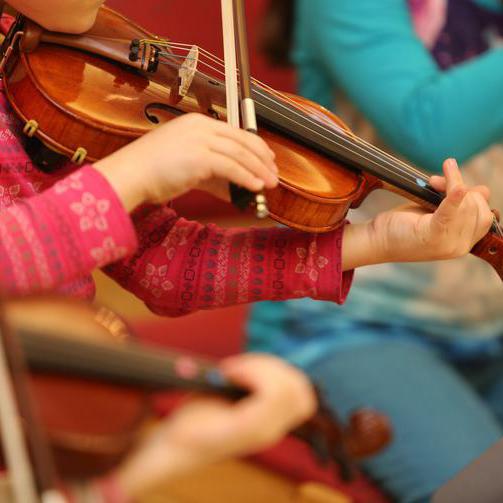 Kinder spielen Geige