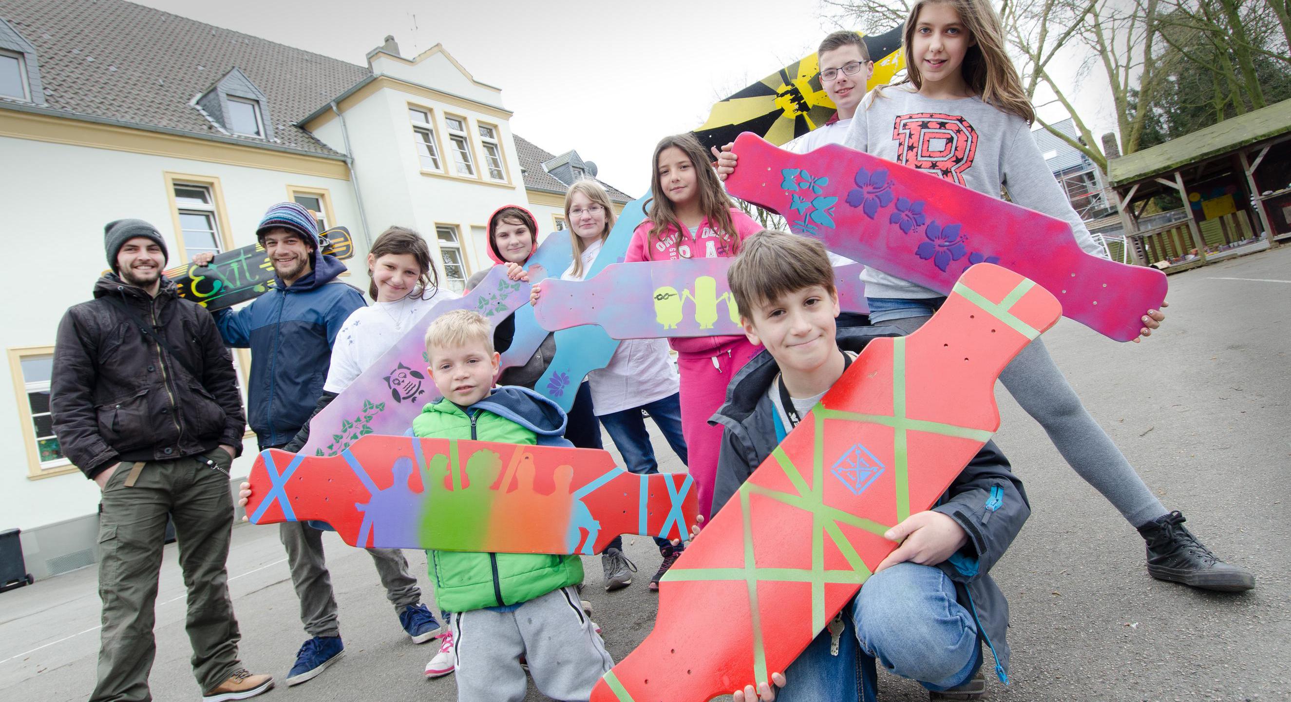 Kinder vor einem Kinder- und Jugendtreff