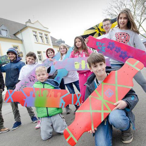 Kinder vor einem Kinder- und Jugendtreff