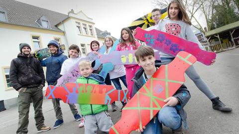Kinder vor einem Kinder- und Jugendtreff