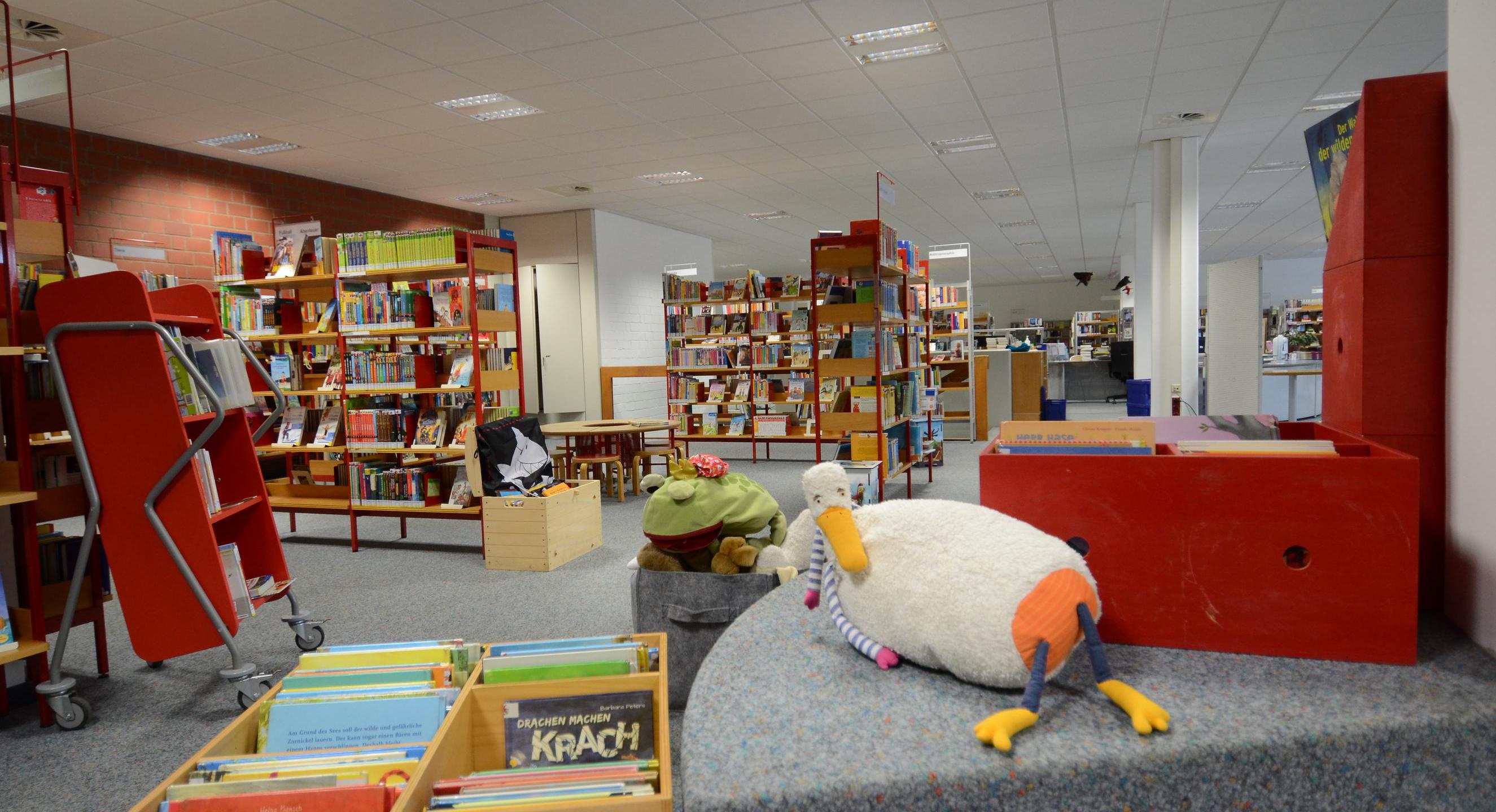 Bücherregale mit Büchern in der Bücherei Langendreeer