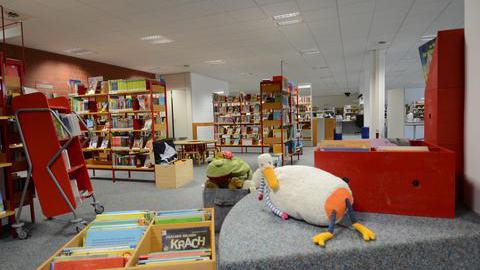 Bücherregale mit Büchern in der Bücherei Langendreeer