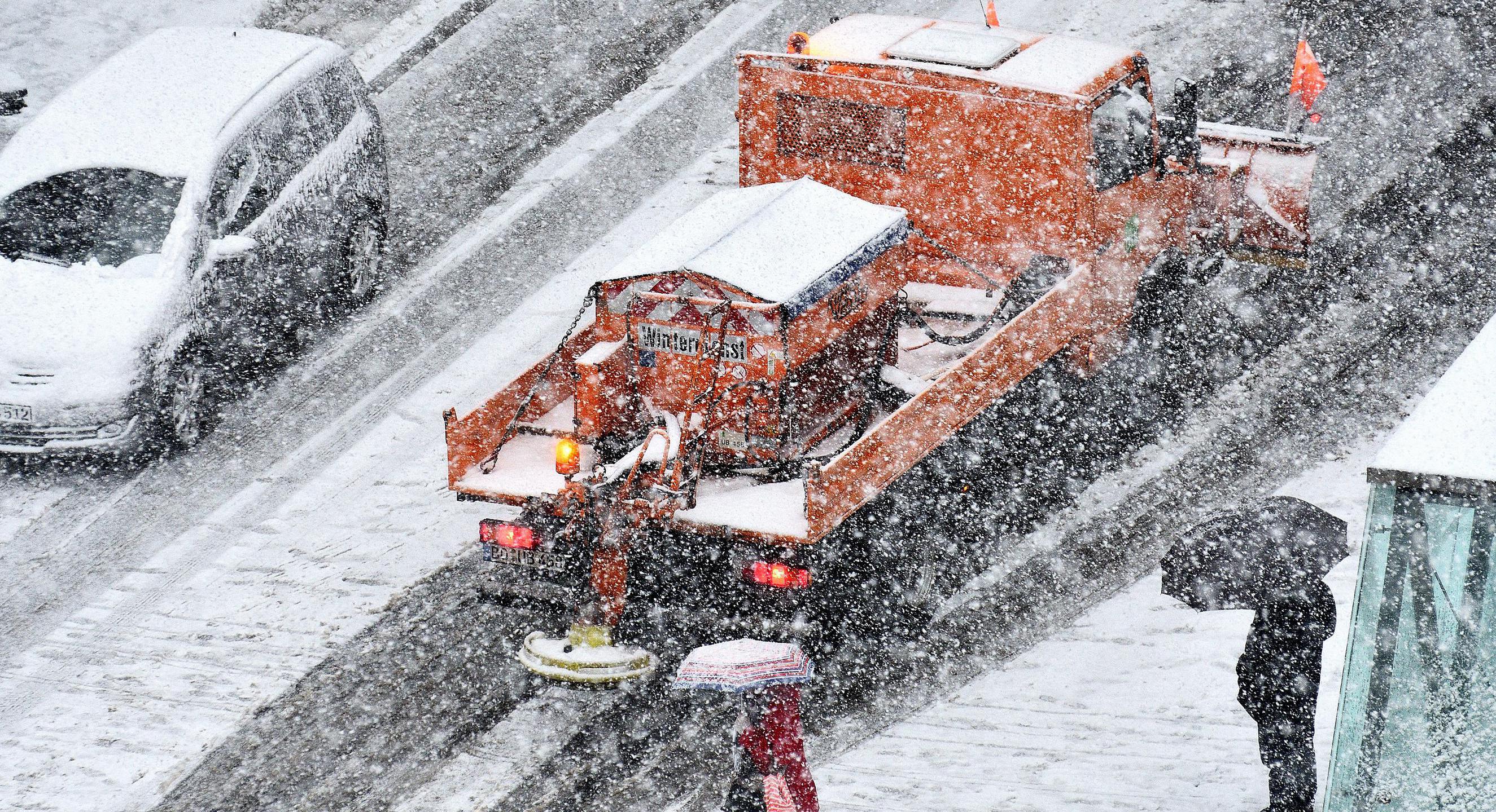 Streufahrzeug im Schnee