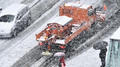 Streufahrzeug im Schnee