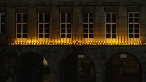 163 Kerzen brennen am Rathaus in Bochum im Gedenken an an oder mit Corona Verstorbenen während der Corona-Pandemie