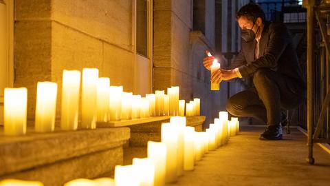 Oberbürgermeister Eiskirch entzündet die letzte der 163 Kerzen zum Gedenken an die Opfer der Bochumer Corona-Opfer