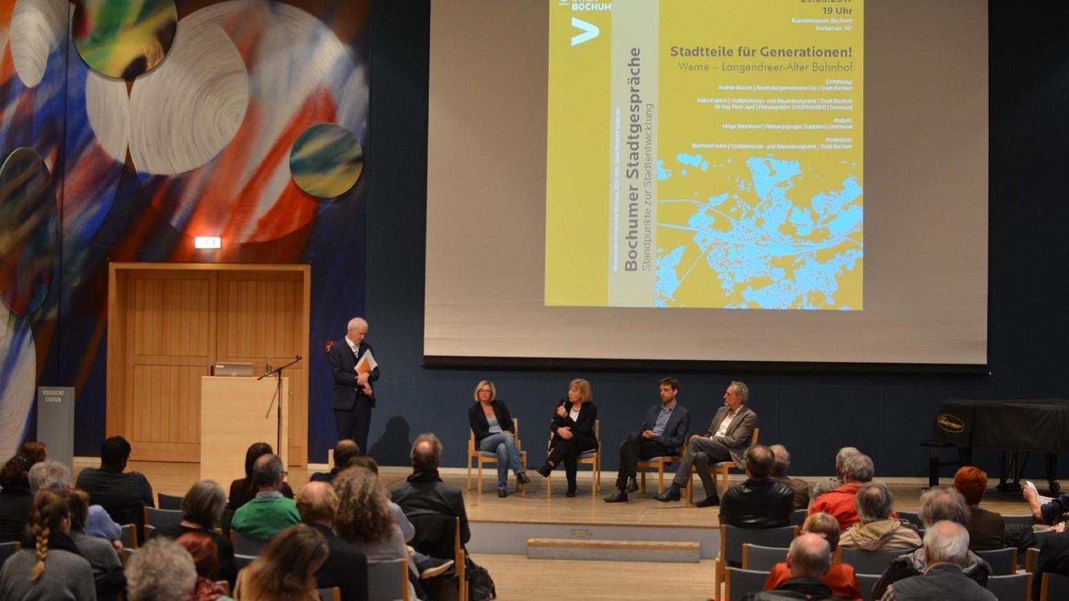 Stadtgespräch moderiert durch Eckhard Kröck - Leiter des Amtes für Stadtplanung und Wohnen - zur Sozialen Stadt WLAB mit dem Leitbild: "Stadtteile für Generationen", mit Andrea Busche (Bezirksbürgermeisterin Bochum Ost), Helga Beckmann (Stadtteilmanagement WLAB), Falko Kupsch (Amt für Stadtplanung und Wohnen) und Peter Apel (Planungsbüro Stadtkinder).