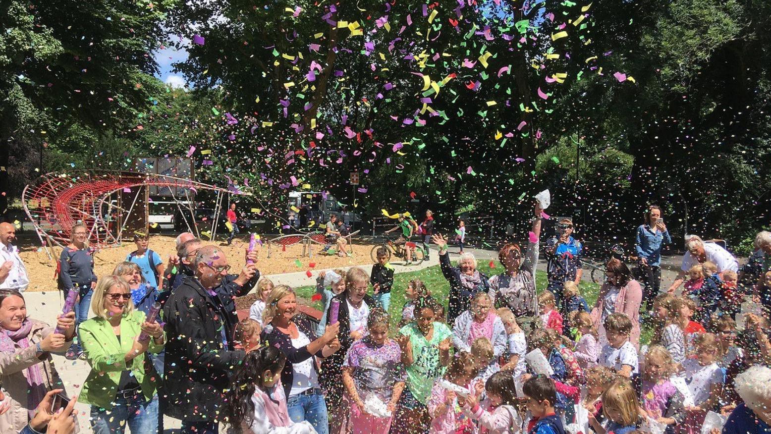 Andrea Busche (Bezirksbürgermeisterin Bochum Ost), Burkhard Huhn (Amt für Stadtplanung und Wohnen) und Andrea Baltussen (Umwelt- und Grünflächenamt) erföffnen gemeinsam mit Kindern den neu gestalteten Kinderspielplatz an der Heinrich-Gustav-Straße in Bochum-Werne.