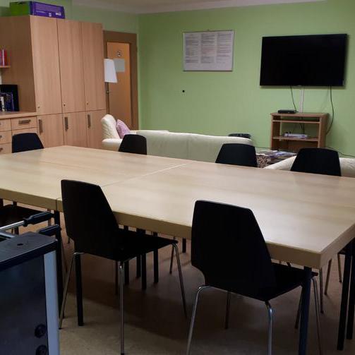 Gemeinschaftsraum des Klaus-Steilmann-Haus mit Sitzgruppe und Fernseher