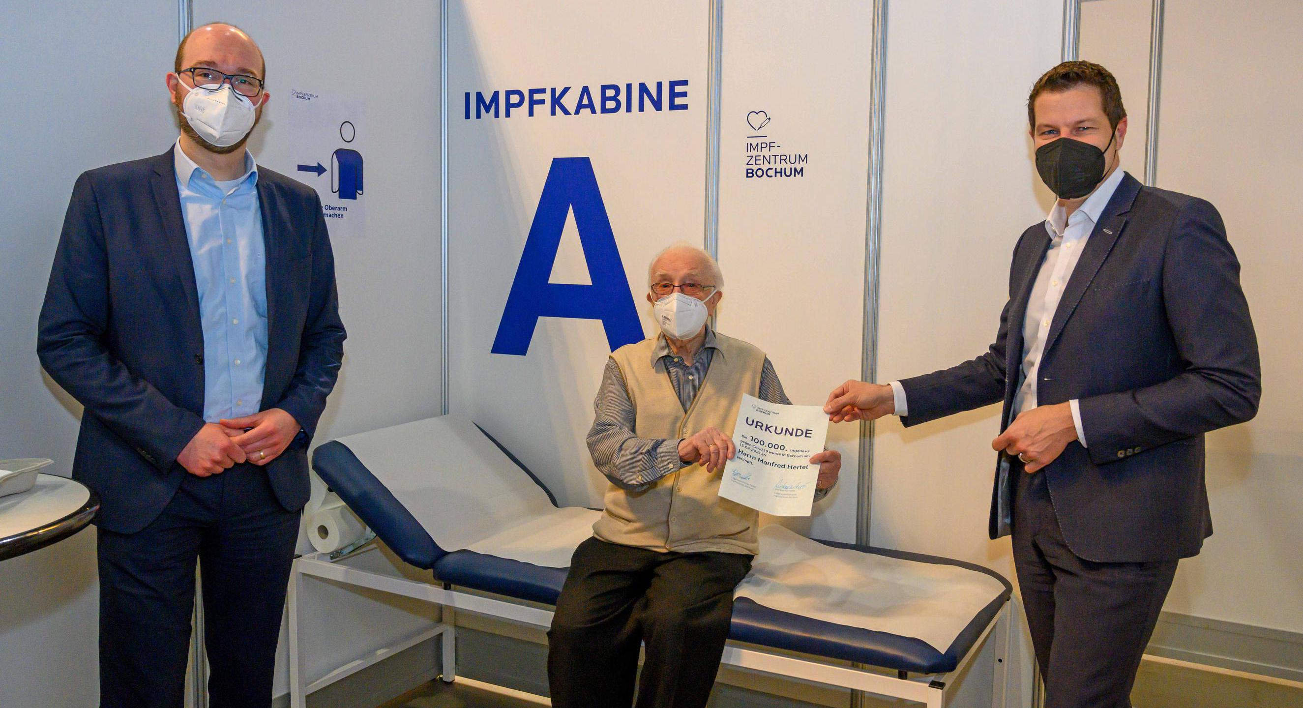 Die 100 000ste Impfung im Bochumer Impfzentrum an Manfred Hertel.