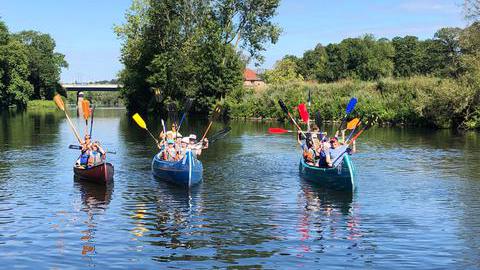 Drei Kanus auf dem Wasser
