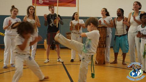Kinder beim Capoeira mit Musikbegleitung