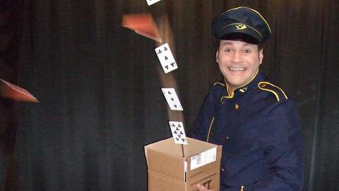 Zaubernder Postbote mit Paket