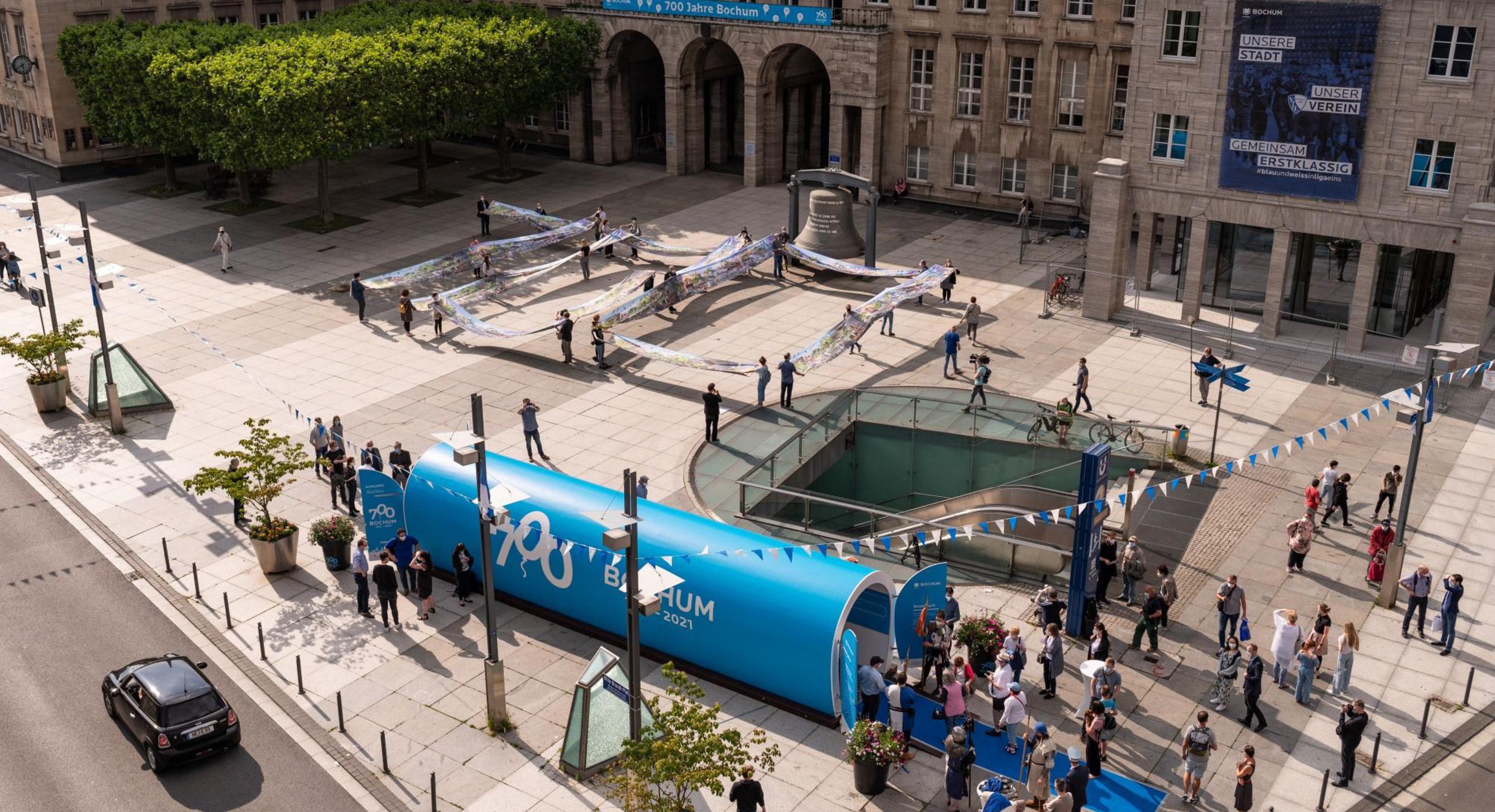 Blick auf den Rathausvorplatz mit Zeittunnel