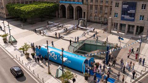 Blick auf den Rathausvorplatz mit Zeittunnel