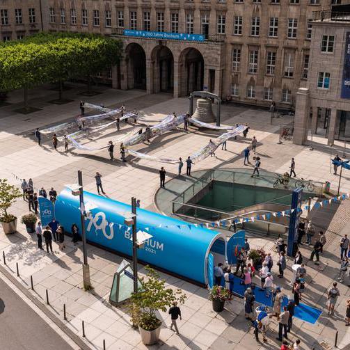 Blick auf den Rathausvorplatz mit Zeittunnel
