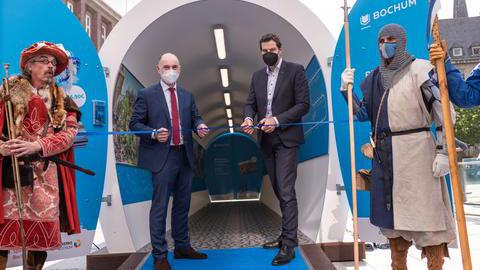Oberbürgermeister Thomas Eiskirch und Mario Schiefelbein (Geschäftsführer Bochum Marketing GmbH) eröffnen den Zeittunnel 