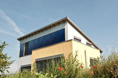 Haus mit einer Solarthermieanlage