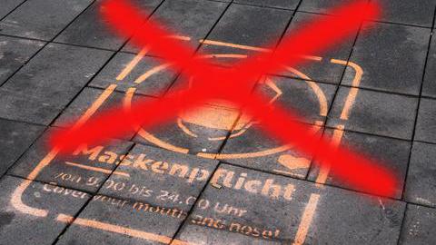 Hinweis auf die Maskenpflicht auf dem Gehweg.