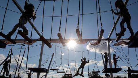 Kinder im Hochseilgarten