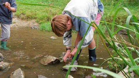 Kinder stehen im flachen Wasser