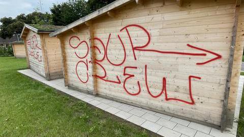 Holzhäuser der Freizeitanlage Am Hausacker beschmiert mit Graffiti
