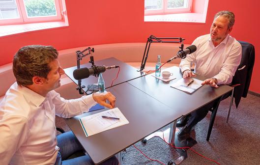 Der Oberbürgermeister und Ilja Kaenzig bei der Aufnahme des Podcasts.