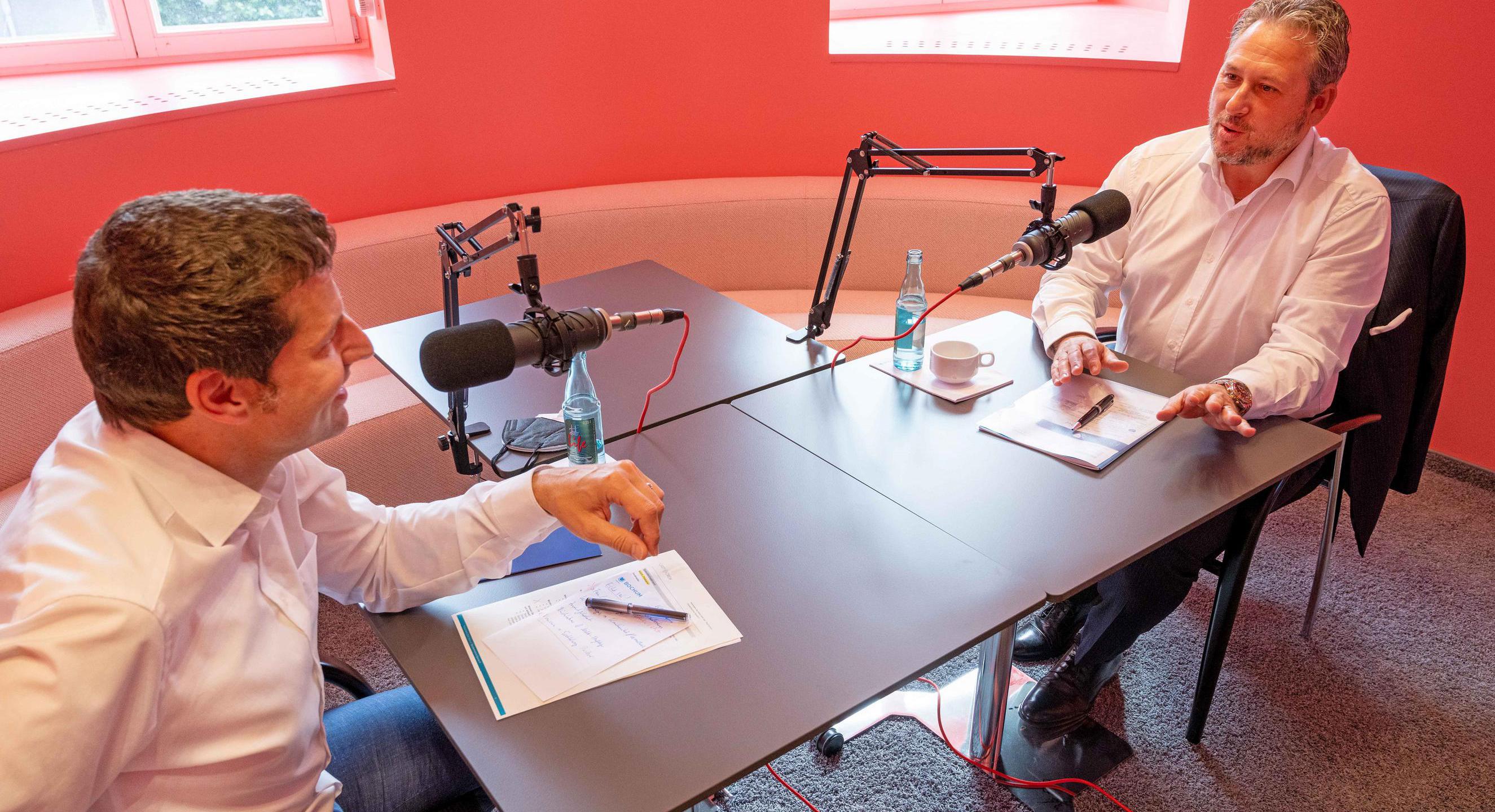 Der Oberbürgermeister und Ilja Kaenzig bei der Aufnahme des Podcasts.
