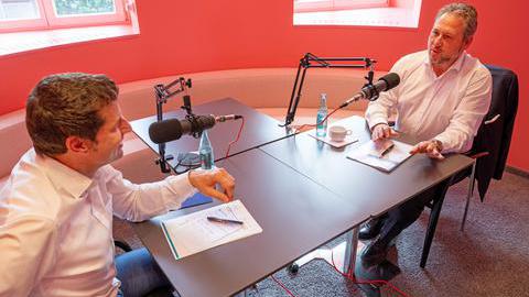 Der Oberbürgermeister und Ilja Kaenzig bei der Aufnahme des Podcasts.