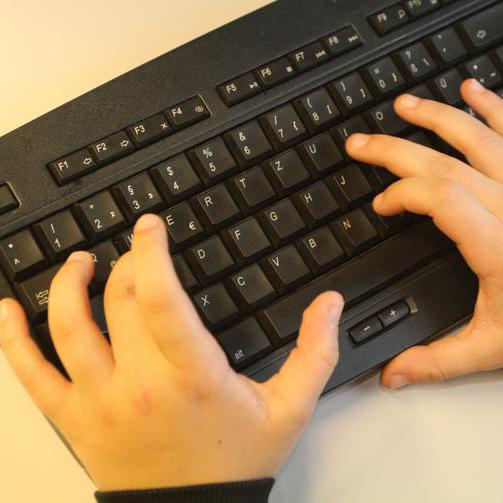 Hände auf einer Tastatur