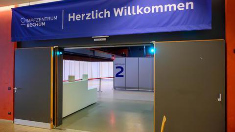 Innenaufnahme Impfzentrum Bochum - Eingang zu den Impfstraßen mit Banner "Herzlich Willkommen"