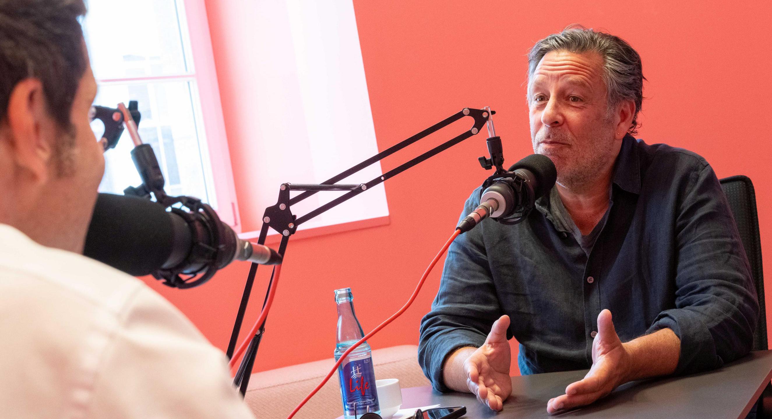 Der Oberbürgermeister und Steven Sloane bei der Aufnahme des Podcasts.