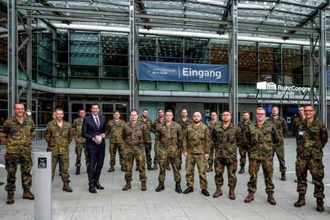 Oberbürgermeister Eiskirch verabschiedet Bundeswehrsoldaten vor dem Impfzentrum