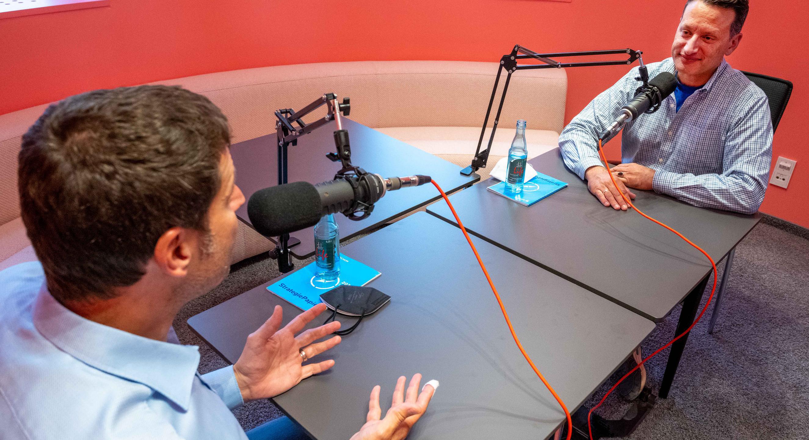 Der Oberbürgermeister und Tobias Nadjib bei der Aufnahme des Podcasts.