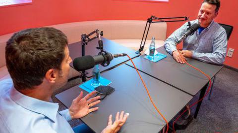 Der Oberbürgermeister und Tobias Nadjib bei der Aufnahme des Podcasts.